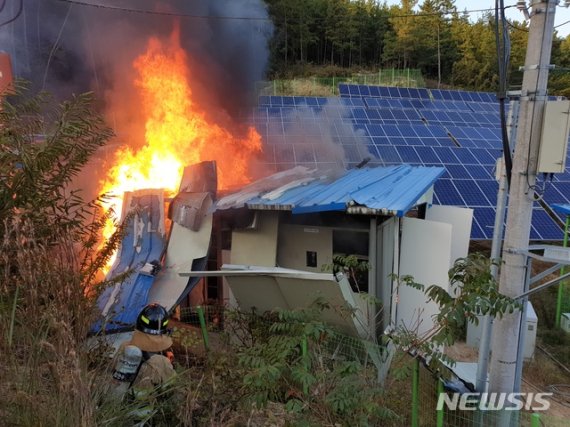 [하동=뉴시스] 경남 하동군 진교면 에너지 저장 장치(ESS)에서 21일 오후 4시14분께 화재가 발생했다. (사진=하동소방서 제공) 2019.10.22. kyk@newsis.com