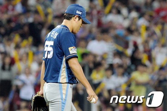 8일 오후 광주 기아챔피언스필드에서 열린 '2016 KBO리그 프로야구' NC 다이노스와 KIA 타이거즈의 경기에서 KIA 6회말 2사 3루 상황 김주형 타석때 NC 김진성이 폭투로 1점을 허용한 뒤 고개를 숙이고 있다. 2016.9.8/뉴스1 © News1 황희규 기자