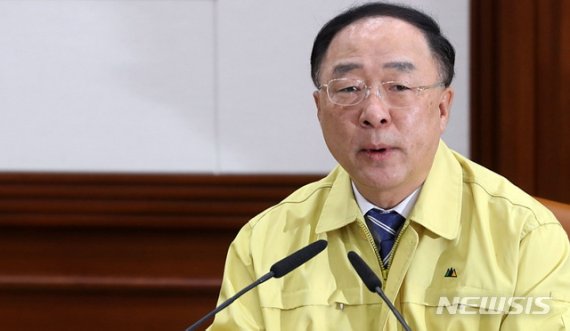 [서울=뉴시스]박주성 기자 = 홍남기 경제부총리 겸 기획재정부 장관이 7일 오전 서울 광화문 정부서울청사에서 열린 제4차 신종 코로나바이러스 대응 경제장관회의 겸 제3차 경제활력대책 회의에서 모두발언을 하고 있다. 2020.02.07. park7691@newsis.com