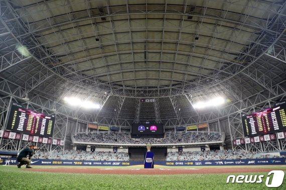 25일 오후 서울 구로구 고척스카이돔에 프로야구 2019 신한은행 마이카 KBO리그 한국시리즈 3차전 두산 베어스와 키움 히어로즈의 경기를 앞두고 우승 트로피가 놓여져 있다. 2019.10.25/뉴스1 © News1 황기선 기자