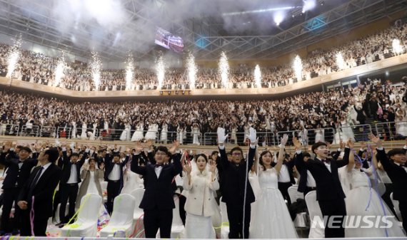 [가평=뉴시스] 이영환 기자 = 7일 경기 가평군 청심평화월드센터에서 열린 '2020 천지인참부모 효정 천주축복식 겸 천지인참부모 천주성혼 60주년 기념식'에서 신랑신부들이 억만세 삼창을 하고 있다. 2020.02.07. 20hwan@newsis.com