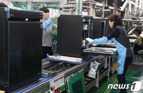 지난해 3월 출시돼 경남 창원사업장에서 생산되고 있는 LG 디오스 식기세척기의 모습(LG전자 제공)/뉴스1
