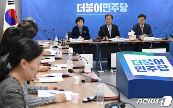 원혜영 더불어민주당 공천관리위원장이 21일 오후 서울 여의도 당사에서 공천관리위원회 회의를 주재하고 있다. 2020.1.21/뉴스1 © News1 박세연 기자
