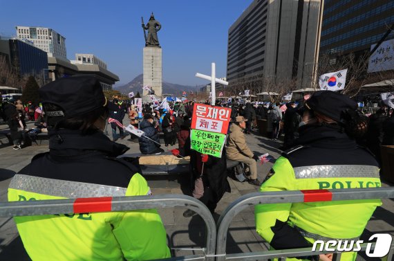 8일 오후 서울 광화문광장 일대에서 문재인하야범국민투쟁본부 주최로 '대한민국 바로세우기 국민대회'가 열리고 있다. 2020.2.8/뉴스1 © News1 구윤성 기자