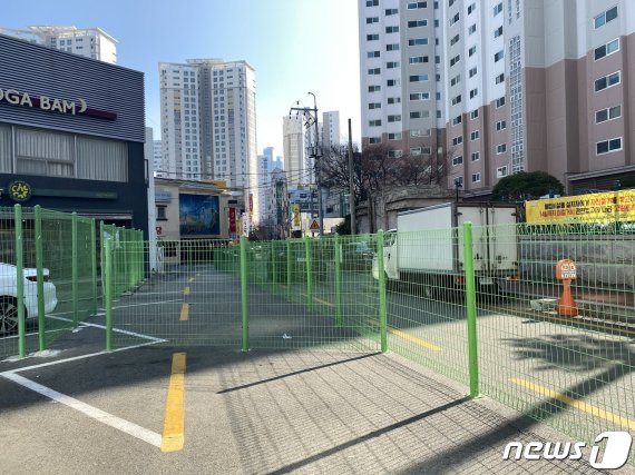 부산 해운대구 좌동 2차선 도로 한복판에 소유주가 권리행사를 주장하며 펜스를 설치해 시민들이 불편을 겪고 있다. 관할구청은 기한 내 철수하지 않으면 법적 조치에 나설 계획이다. 부지 소유주는 매년 수차례 해운대구청 등에 해결책을 요청해왔으나 해결되지 않았고, 재산세만 내고 있어서 내린 결정이라는 입장이다.2020.02.08/© 뉴스1 박세진 기자