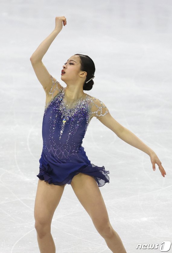 유영이 8일 서울 양천구 목동아이스링크에서 열린 2020 국제빙상경기연맹(ISU) 4대륙 피겨선수권대회 여자 싱글 프리스케이팅에서 은메달을 들어보이고 있다. 쇼트프로그램에서 73.55점을 따낸 유영은 프리스케이팅 점수를 합쳐 총점 223.23점을 받아 일본의 키히라 리카(232.34점)에게 9.11점 차로 밀려 은메달을 차지했다.2020.2.8/뉴스1 © News1 구윤성 기자