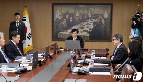 이주열 한국은행 총재가 17일 서울 중구 한국은행에서 열린 '통화정책방향 금융통화위원회'에 참석해 금융통화위원들과 대화하고 있다. 2020.1.17/뉴스1 © News1 이재명 기자