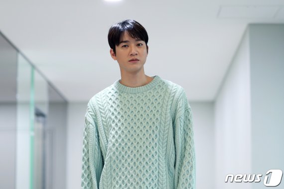 tvN 월화드라마 '블랙독'에 출연 중이 배우 유민규가 서울 종로구 뉴스1 본사를 찾아 인터뷰에 앞서 포즈를 취하고 있다. /뉴스1 © News1 황기선 기자