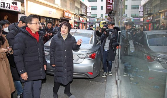 황교안 자한당 대표가 9일 오후 서울 종로 젊음의거리에 비어있는 상가를 들러보고 있다. 사진=박범준 기자