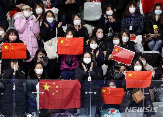중국인들이 자국의 국기인 오성홍기를 들고 있다.