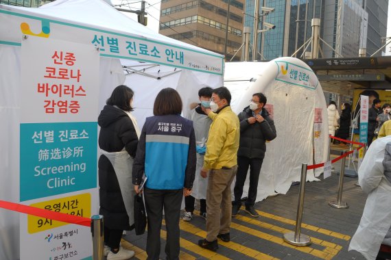 서울 중구는 사람들이 많이 몰리는 동대문 DDP 패션몰이나 명동거리에 신종 코로나 바이러스 선별 진료소를 만들어 놓고 신종코로나 바이러스 진료를 내외국인에게 무료로 해주고 있다. 진료소에는 의사와 간호사가 기다리고 있다. 사진은 명동거리에 있는 선별진료소.