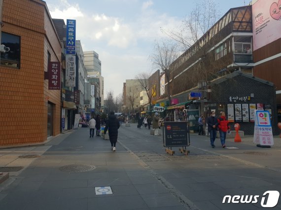 9일 서울 종로구 인사동의 거리. 주말이면 인파로 가득찼던 골목이 한산하다. 2020.02.09/뉴스1 © 뉴스1 한유주 기자