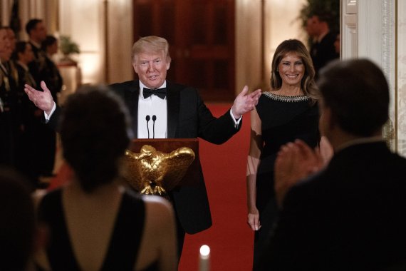 President Donald Trump, with first lady Melania Trump, speaks to the crowd as he arrives to the Governors' Ball, Sunday, Feb. 9, 2020, in the East Room of the White House in Washington. (AP Photo/Jacquelyn Martin) /뉴시스/AP /사진=
