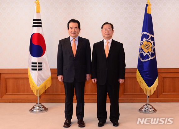 [서울=뉴시스] 이영환 기자 = 정세균 국무총리와 남기명 고위공직자범죄수사처(공수처) 설립준비단장이 10일 오전 서울 종로구 정부서울청사에서 열린 공수처 준비단장 위촉식에 참석해 기념촬영을 하고 있다.2020.02.10. photo@newsis.com