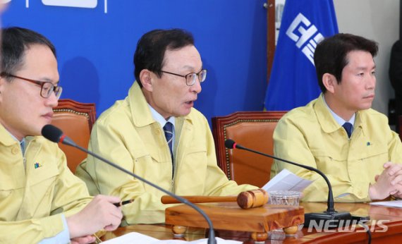 [서울=뉴시스] 장세영 기자 = 이해찬(가운데) 더불어민주당 대표가 10일 서울 여의도 국회에서 열린 더불어민주당 최고위원회의에 참석해 현안관련 발언을 하고 있다. 2020.02.10. photothink@newsis.com