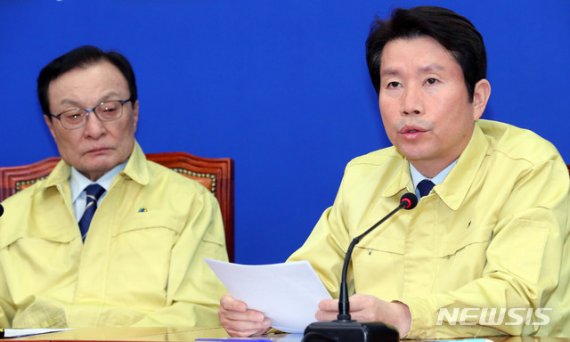 [서울=뉴시스] 장세영 기자 = 이인영(오른쪽) 더불어민주당 원내대표가 10일 서울 여의도 국회에서 열린 더불어민주당 최고위원회의에 참석해 현안관련 발언을 하고 있다. 2020.02.10. photothink@newsis.com