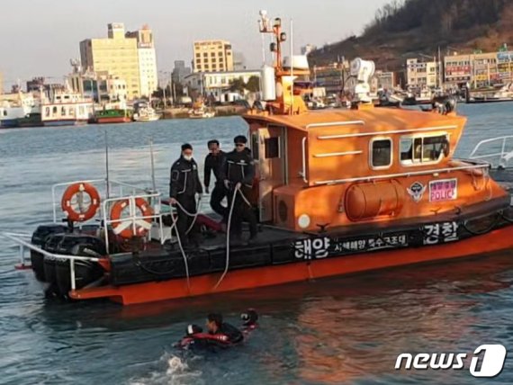 목포해양경찰이 9일 오후 전남 목포시 북항 앞바다에서 선박을 계류하다 물에 빠진 60대 남성을 구조하고 있다.(목포해양경찰서 제공) 2020.2.10/뉴스1