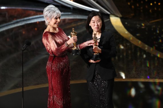 Jane Fonda presents the Oscars as Kwak Sin Ae and Bong Joon Ho win for Best Picture for 'Parasite' at the 92nd Academy Awards in Hollywood, Los Angeles, California, U.S., February 9, 2020. REUTERS/Mario Anzuoni /REUTERS/뉴스1 /사진=