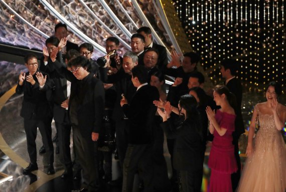 Director Bong Joon Ho and the cast and crew of 'Parasite' on stage after winning the Oscar for Best Picture at the 92nd Academy Awards in Hollywood, Los Angeles, California, U.S., February 9, 2020. REUTERS/Mario Anzuoni /REUTERS/뉴스1 /사진=