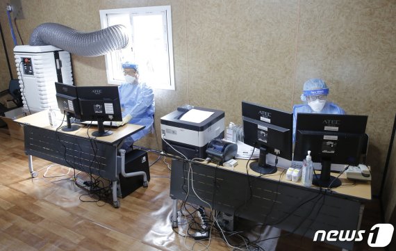 전남대병원이 신종 코로나바이러스 감염증 확산 우려가 커짐에 따라 7일부터 응급의료센터 앞에서 기존 선별진료소 외에 음압시설을 갖춘 컨테이너 선별진료소 2곳을 추가로 설치해 운영하고 있다.(전남대병원 제공) 2020.2.10 /뉴스1 © News1