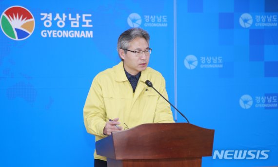 [창원=뉴시스] 홍정명 기자=경남도 신종우 복지보건국장이 10일 오후 도청 프레스센터에서 신종 코로나바이러스 감염증 대응 관련 상황 공유를 위한 브리핑을 하고 있다.(사진=경남도 제공) 2020.02.10. photo@newsis.com