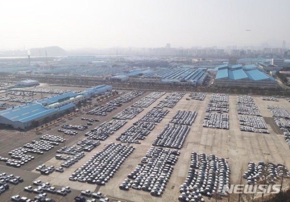 [울산=뉴시스] 배병수 기자 = 현대자동차가 신종 코로나바이러스 감염증 사태로 생산라인 가동을 중단한 가운데 10일 현대차 울산공장 출고센터 일대가 한산한 모습을 보이고 있다. 2020.02.10. bbs@newsis.com