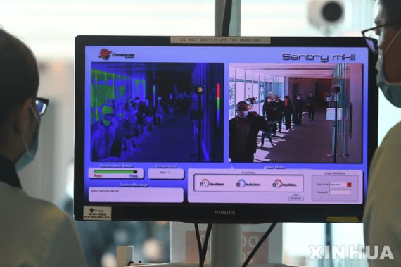 [창이=신화/뉴시스] 지난달 24일 싱가포르 창이 국제공항에서 검역관들이 승객들의 체온을 확인하는 모습. 2020.2.5.