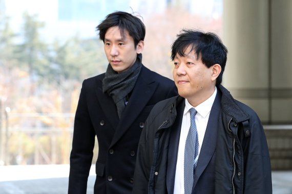 이재웅 쏘카 대표(오른쪽)와 박재욱 VCNC 대표가 10일 오후 서울중앙지방법원에서 열린 '타다 운행 불법' 관련 여객운수사업법 위반 결심공판에 출석하고 있다. 뉴스1
