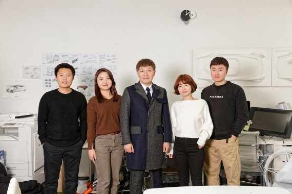 [연구진 사진] (UNIST) 디자인 및 인간공학부 정연우 교수팀. 왼쪽부터 구교휘, 차진희 연구원, 정연우 교수, 한가을, 장우인 연구원 /사진=UNIST