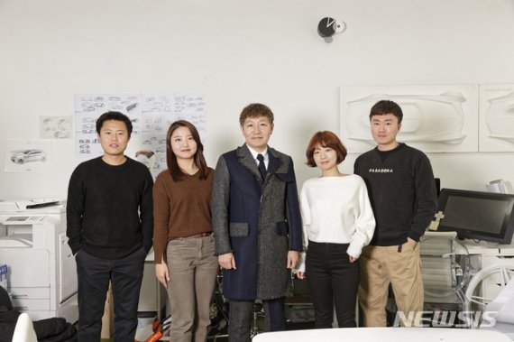 [울산=뉴시스] 구미현 기자 = UNIST는 디자인 및 인간공학부의 정연우 교수팀이 '911$ 응급구조 드론(Rescue Drone)' 디자인이 독일 iF 디자인 어워드 2020에서 본상을 수상했다고 11일 밝혔다. 사진 왼쪽부터 구교휘, 차진희 연구원, 정연우 교수, 한가을, 장우인 연구원. 2020.02.11. (사진=UNIST 제공)photo@newsis.com