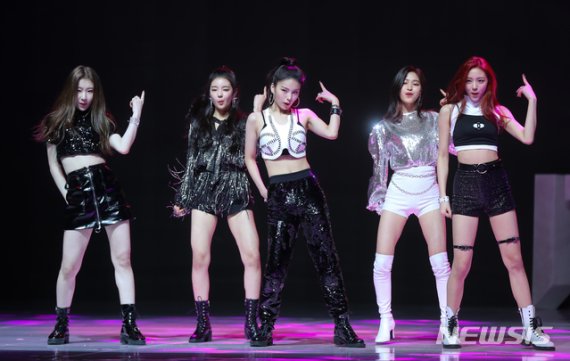 【서울=뉴시스】조수정 기자 = JYP 신인 걸그룹 있지(ITZY)가 12일 오후 서울 한남동 블루스퀘어 아이마켓홀에서 데뷔 쇼케이스를 하고 있다. 왼쪽부터 채령, 리아, 예지, 류진, 유나. 2019.02.12. chocrystal@newsis.com