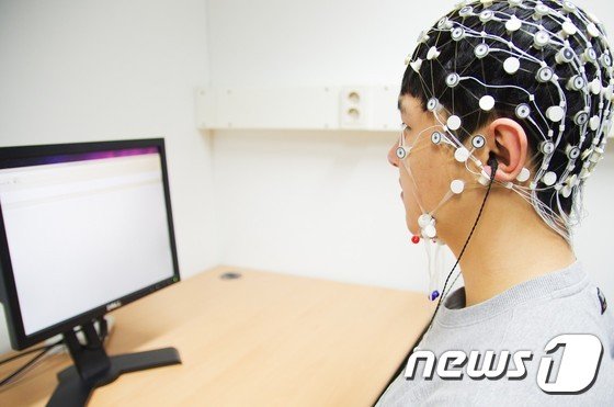 한 피실험자가 뇌파를 측정하고 있다. 뉴스1 제공