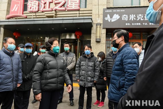 쑨춘란(왼쪽 두 번째) 중국 부총리가 11일(현지시간) 중국 후베이성 우한의 우창구 난후 거리 검역소를 방문해 둘러보고 있다. 후베이성에서 전염병 통제작업을 지도하는 중앙지도팀을 이끄는 쑨춘란 부총리는 의료 물자와 병원 시설 등을 집중적으로 점검하며 추가 지원책 등을 강구했다. 중국 지도부는 시진핑 국가 주석의 지휘 아래 신종 코로나를 이길 능력이 있다며 내부 동요를 차단하는 등 연일 총력전에 나서고 있다. 2020.02.12. 사진=뉴시스화상