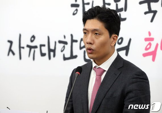 '의사 출신 검사' 송한섭 한국당 입당…"공정·정의 바로 세울것"