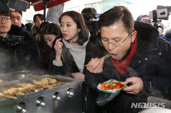 21대 총선에서 종로 지역구 출마선언을 한 황교안 자유한국당 대표가 9일 오후 서울 종로구의 한 분식집을 찾아 떡볶이를 먹고 있다.