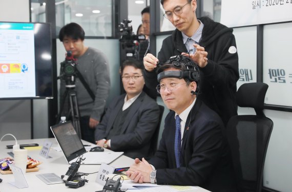 성윤모 장관, 뇌파로 치매 예방 신기술 개발 기업 방문