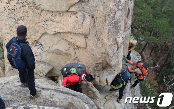 설악산에서 출입금지 구간으로 지정된 용아장성을 등반할 시 과태료를 높게 부과해야한다는 주장이 제기됐다. 설악산 용아장성 오르는 탐방객(블로그 캡처) © News1 고재교 기자