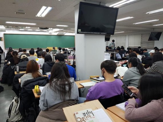 12일 오전 서울 노량진 한 공무원학원 강의실에 100여 명이 넘는 수강생이 들어차 있다. 사진=윤홍집 기자