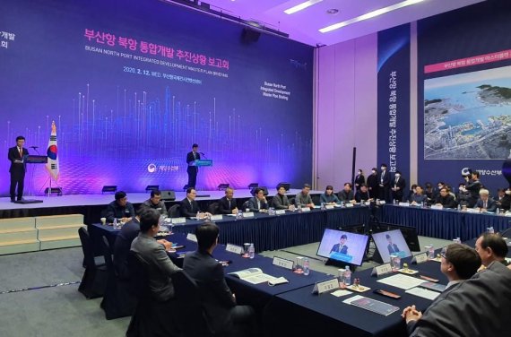 문성혁 해양수산부 장관이 12일 오후 2시 부산항국제여객터미널 5층 컨벤션홀에서 열린 '부산항 북항 통합개발 추진상황 보고회'에서 인사말을 하고 있다. 사진=노주섭 기자.