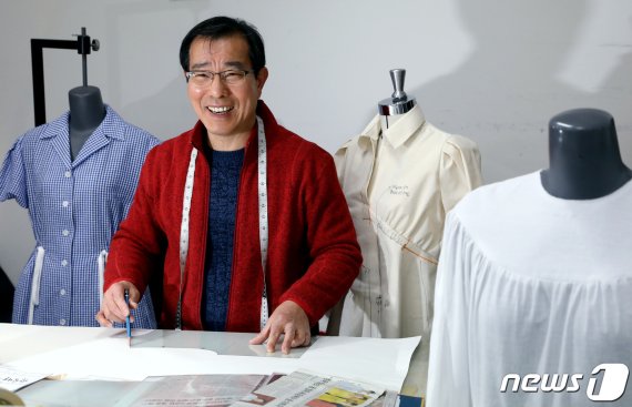한국의류산업협회 테크니컬매니저 겸 총괄이사를 맡고 있는 홍성길 의류 제조 장인이 최근 서울 중구 을지로 동대문패션비즈센터에서 뉴스1과 가진 인터뷰에서 포즈를 취하고 있다. 2020.1.16/뉴스1 © News1 박정호 기자