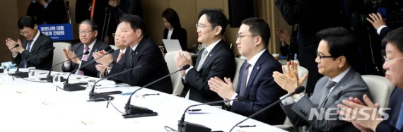 [서울=뉴시스]박영태 기자 = 강호갑(왼쪽 두번째부터) 중견기업연합회장, 손경식 경총회장, 최태원 SK그룹 회장, 이재용 삼성전자 부회장, 구광모 LG그룹 회장, 이재현 CJ그룹 회장이 13일 오전 서울 중구 대한상공회의소에서 열린 '신종 코로나바이러스 감염증(코로나19)' 대응 경제계 간담회에 참석해 박용만 회장의 코로나19로 인한 경제난 극복을 위해 애쓰시는 문재인 대통령에게 박수를 보내자는 제의에 함께 박수치고 있다. 2020.02.13. since1999@newsis.com <저작권자ⓒ 공감언론 뉴시스통신사. 무단전재-재배포