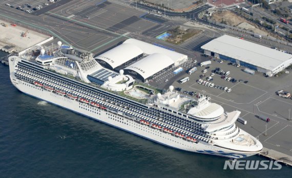 일본 요코하마항에 지난 12일 대형 유람선(크루즈) '다이아몬드 프린세스'호가 정박해 있다. 항구에는 대기하고 있는 구급차들의 모습도 보인다. /사진=뉴시스