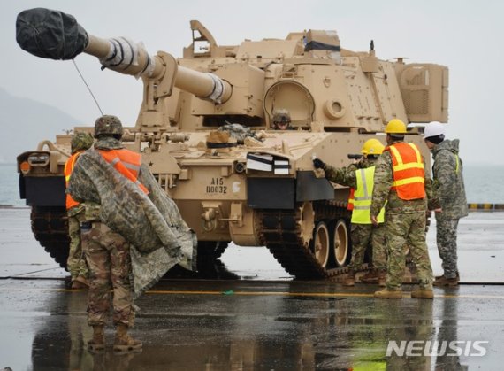 한국에 순환배치되는 미군 제1사단 제2기갑여단 전투단의 M1A2 에이브럼스 전차가 지난 13일 오전 전남 광양항에서 하역되고 있다. (사진=미8군 제공) /사진=뉴시스
