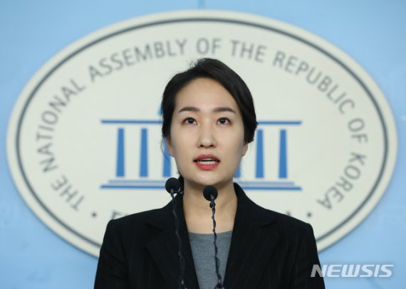 국민당(가칭) 대변인을 맡은 김수민 바른미래당 의원이 13일 서울 여의도 국회에서 현안 관련 기자회견을 하고 있다. 뉴시스