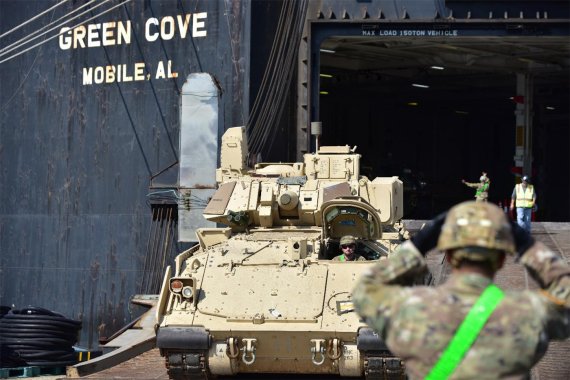 미8군 순환 부대를 지원하기 위한M2 브래들리 보병 장갑차가 부산항에서 배에서 내리고 있다. (미8군 사령부 제공, 자료사진) 2018.10.10/뉴스1