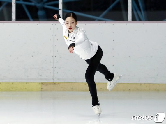 피겨스케이팅 국가대표 유영이 13일 오후 서울 노원구 태릉빙상장에서 훈련을 하고 있다. 유영은 지난 8일 목동아이스링크에서 열린 국제빙상경기연맹(ISU) 4대륙선수권대회에서 준우승을 차지하면서 ‘피겨퀸’ 김연아 이후 11년 만에 한국 선수로는 역대 두 번째로 메달을 차지했다. 2020.2.13/뉴스1 © News1 이동해 기자