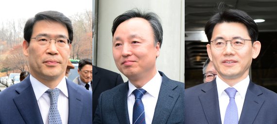 수사 관련 정보를 대법원 법원행정처에 유출한 혐의로 기소된 부장판사들이 13일 오전 서울 서초구 서울중앙지법에서 열린 1심 재판에서 무죄를 선고 받았다. 왼쪽부터 신광렬·조의연·성창호 부장판사. 뉴스1