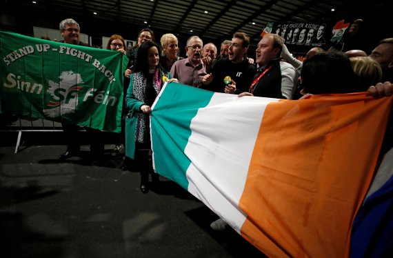 지난 9일(현지시간) 아일랜드 더블린에서 신페인당 지지자들이 아일랜드 국기를 들고 총선 결과를 기다리고 있다.로이터뉴스1