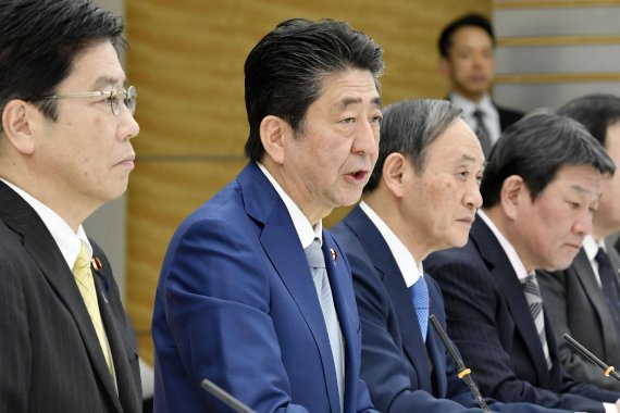 아베 신조 일본 총리(왼쪽 두번째)가 지난 13일 총리 관저에서 열린 코로나 19 관련 회의에서 발언을 하고 있다. 일본 정부는 이런 논의를 바탕으로 25일 코로나 대응 기본 방침을 확정했다. AP뉴시스