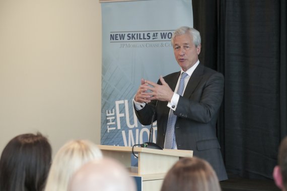 IMAGE DISTRIBUTED FOR JPMORGAN CHASE & CO - Chairman and CEO of JPMorgan Chase, Jamie Dimon, presents a multimillion-dollar career readiness investment from JPMorgan Chase on Wednesday, Feb. 12, 2020. (Kim Cook/AP Images for JPMorgan Chase & Co.) /뉴시스/AP /사진=